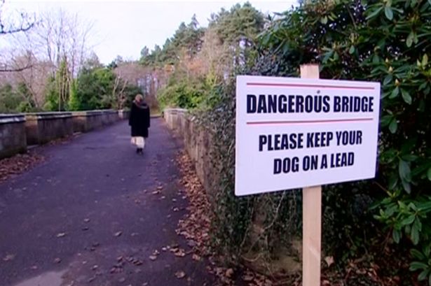 Il ponte dei cai suicidi: cartello cani al guinzaglio
